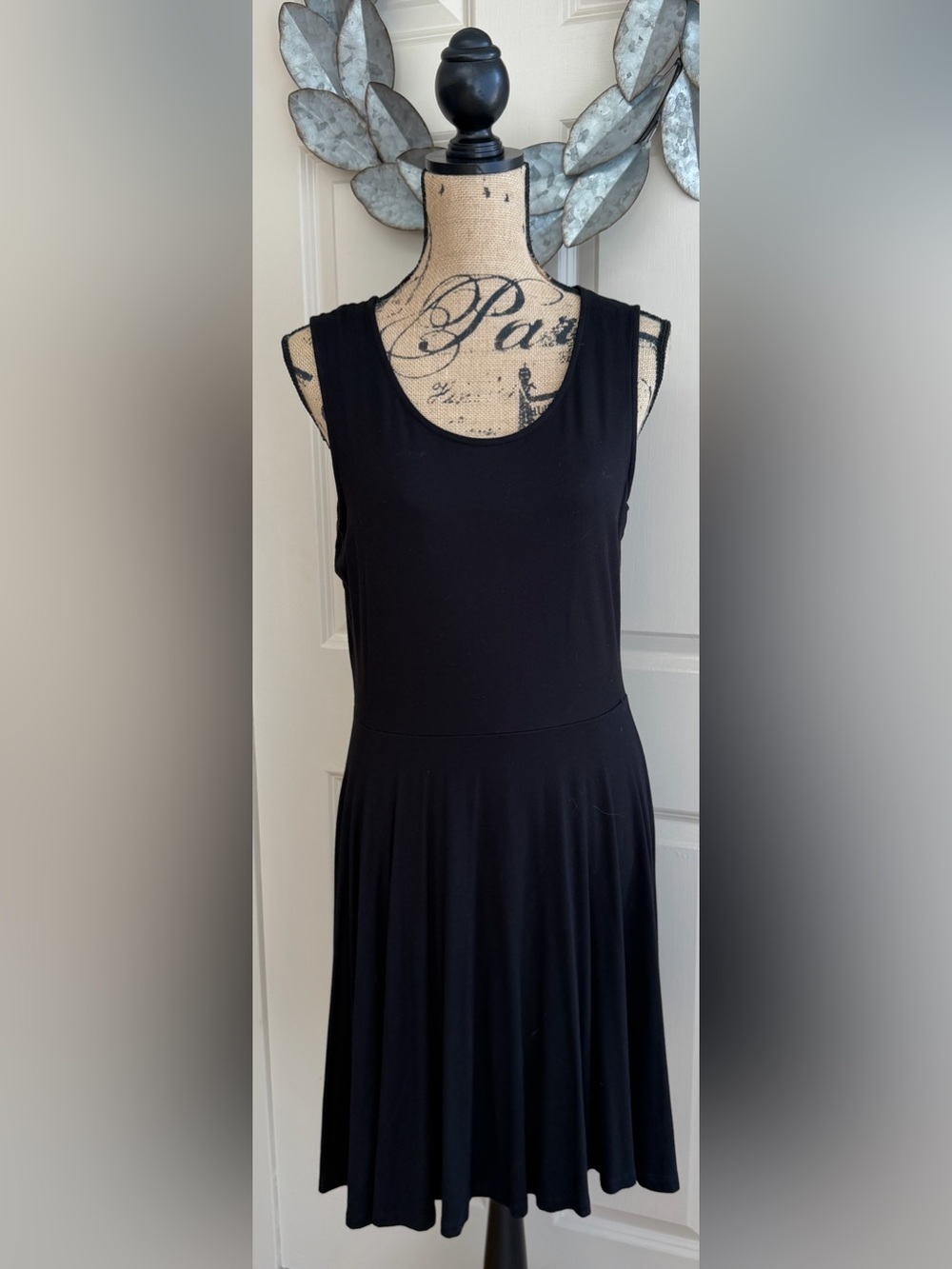 219: C Black Sleeveless Scoop-Neck Midi Dress - Large